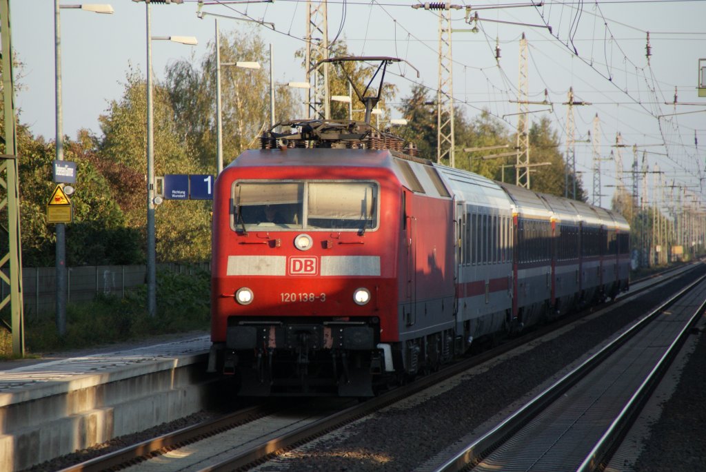 120 138-3 als Verstrkungszug mit ein IC-Wagen und fnf SBB-Wagen am 23.10.2011 in Dedensen/Gmmer. 