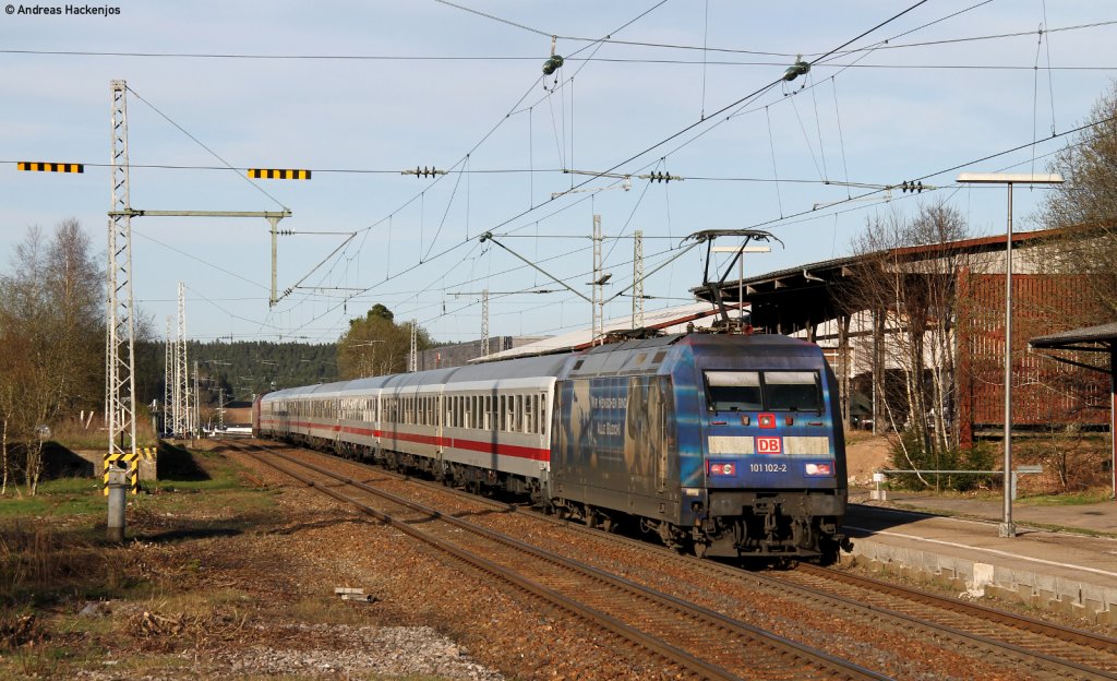 120 148-2 und 101 102-2  Wir Menschen sind alle gleich  mit dem IC 2371  Schwarzwald  (Hamburg Hbf-Konstanz) Ausfahrt St.Georgen 9.4.11