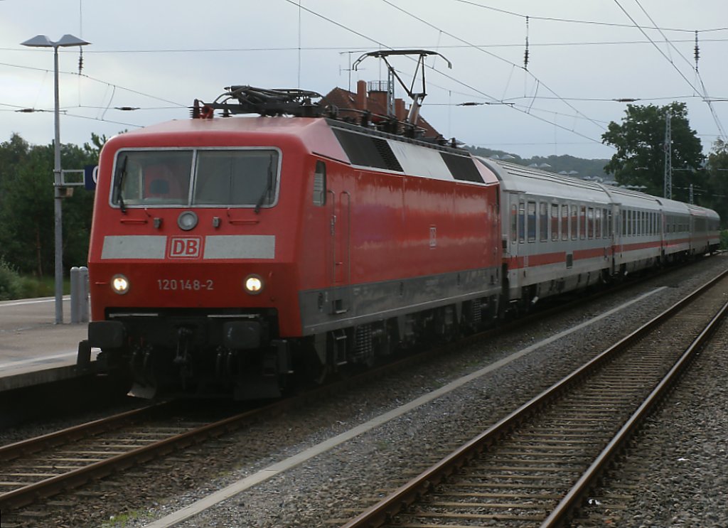 120 148 am 27.August 2011 mit den aus fnf Wagen bestehenden Uex nach Kln in Binz.