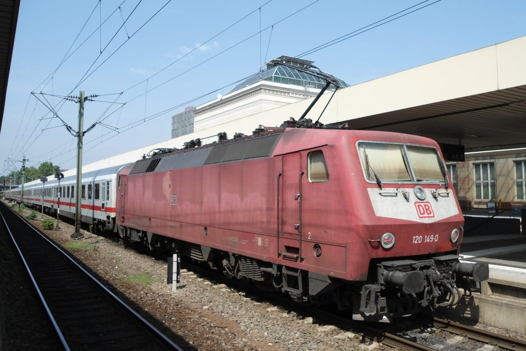120 149-0, die damals letzte betriebsfähige orientrote 120er, hält mit ihrem IC am Mannheimer Hauptbahnhof. (22.08.2011)