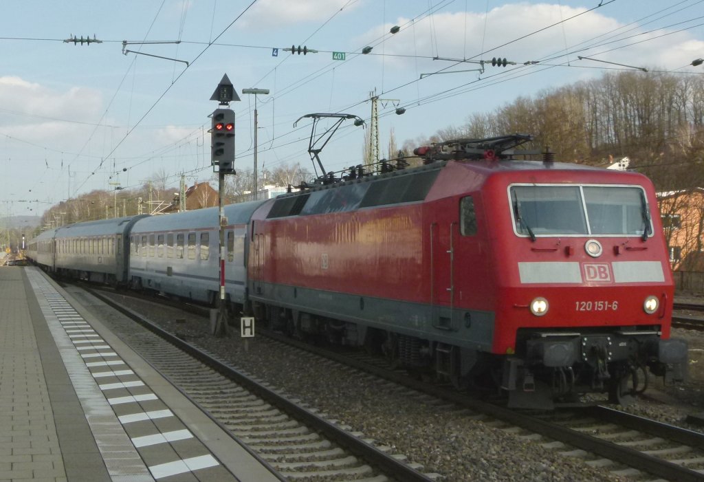 120 151-6 zieht den EN 452 Moskva - Paris Est am 09.03.2012 durch Kaiserslautern