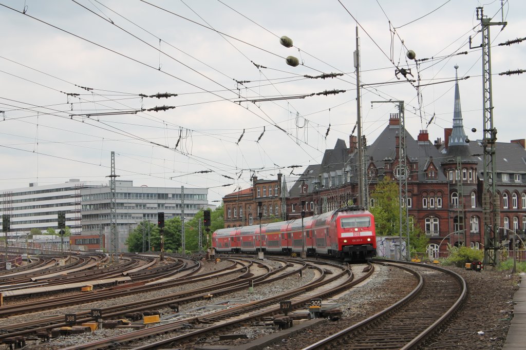 120 201-9 mit RE 1 (RE 4308) von Rostock Hbf nach Hamburg Hbf bei der Einfahrt in Hamburg Hbf am 10.05.2013