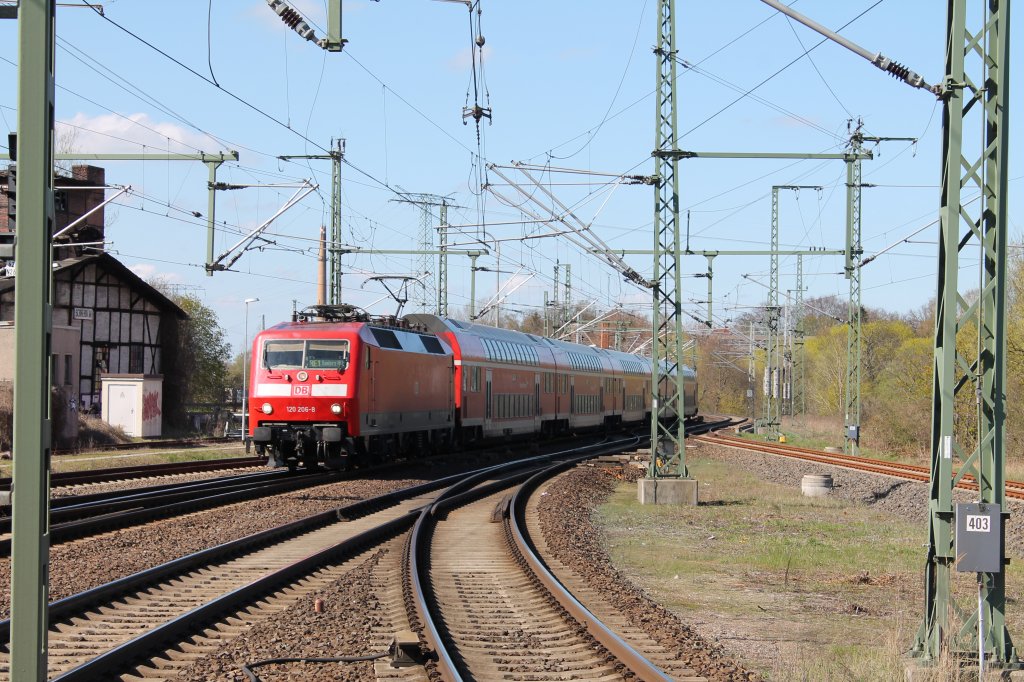 120 206-8 mit RE 1 (RE 4312) von Rostock Hbf nach Hamburg Hbf bei der Einfahrt in Schwerin Hbf am 28.04.2013