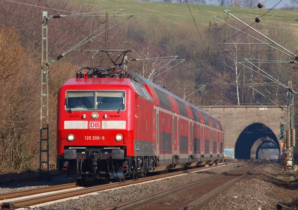 120 206-8 zieht am 03.03.2011 RE9 (RSX = Rhein-Sieg-Express) auf der KBS 480 durch Eilendorf. 