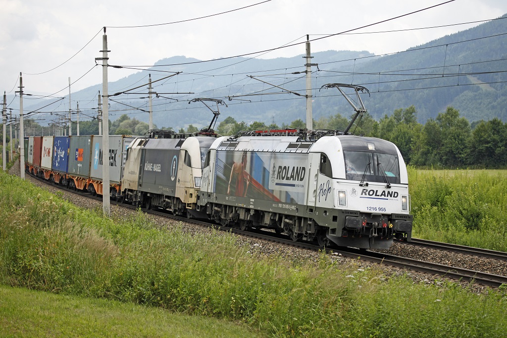 1216 955(Roland) und eine WLB-182er ziehen am 11.07.2013 Zug 61451 bei Niklasdorf Richtung Bruck an der Mur.
