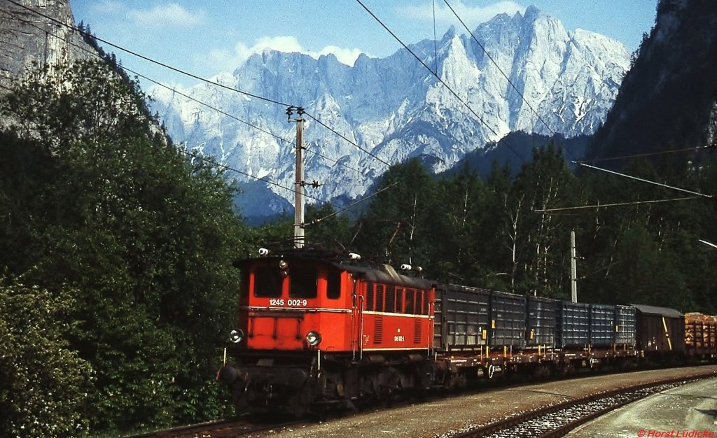 1245 002-9 durchfährt mit einem Güterzug Anfang der 90er Jahre den Bahnhof Gesäuse Eingang 