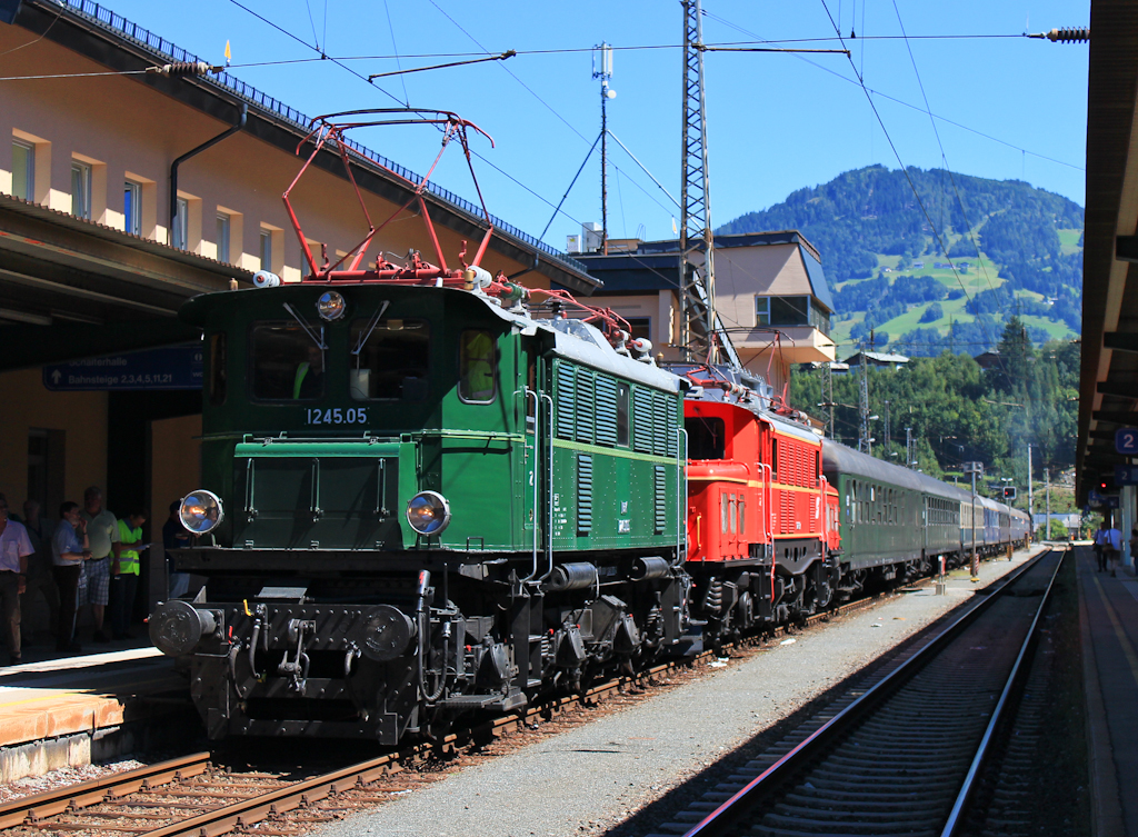 1245 05 und 1020 037 mit einem Sonderzug beim Halt in Schwarzach St. Veit. Aufgenommen am 19. August.