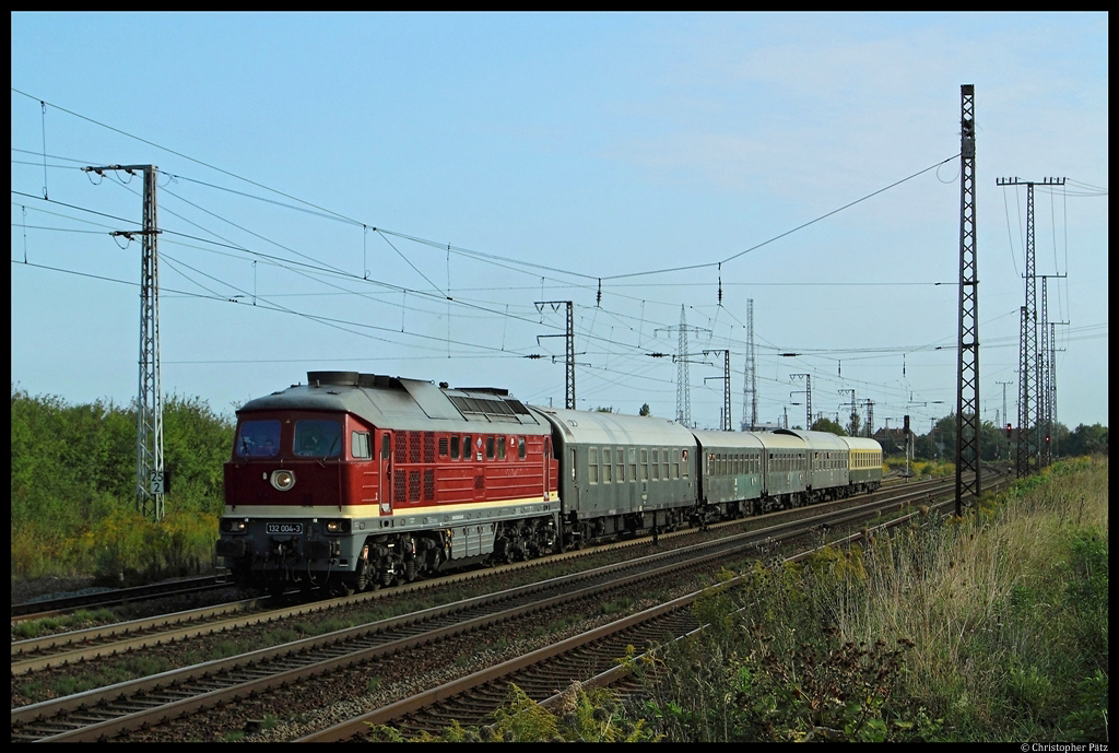 132 004-3 der LEG zieht am 1. September 2012 den morgentlichen Sonderzug zum Dampflokfest in Meiningen durch Grokorbetha.