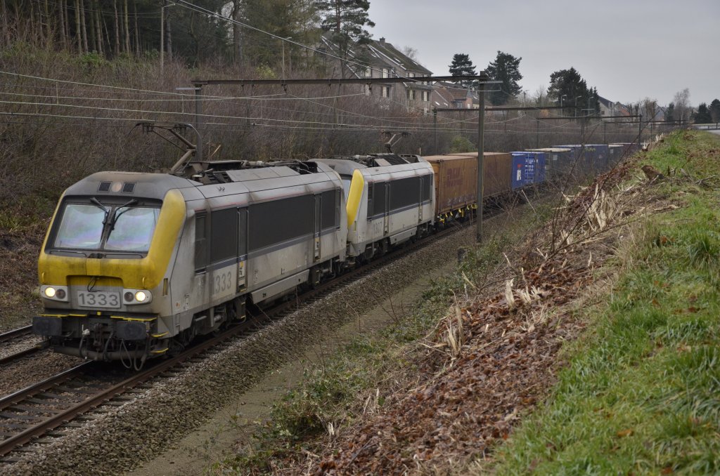 1333+1307 mit Container bei Oud-Heverlee. Aufgenommen am 18.12.2012