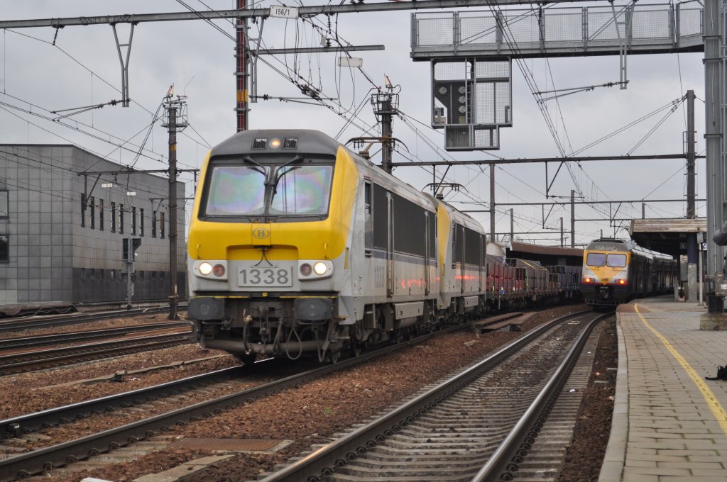 1338 und 1319 mit Stahltrgern aus Luxemburg in Antwerpen-Berchem. Aufgenommen am 18.02.2012