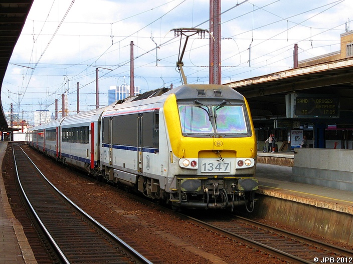 1347 (NMBS/SNCB-Reihe 13) mit IC nach Ostende in Bruxelles-Midi/Brussel-Zuid am 11.06.‎2011