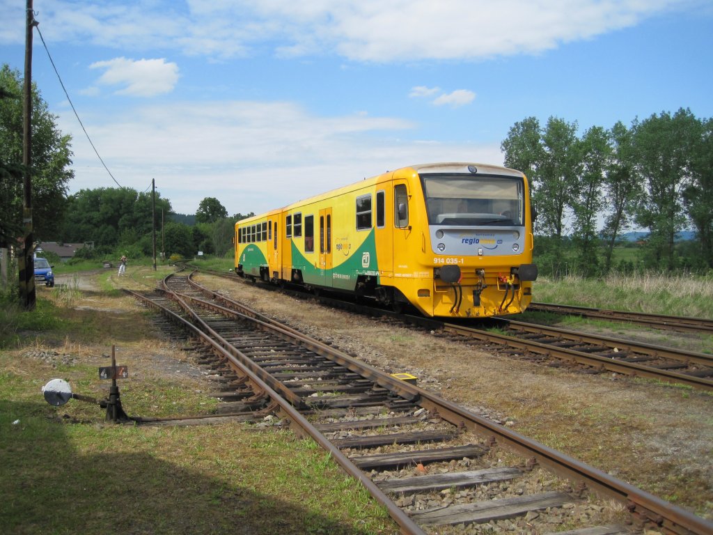 13.6.2010 15:26 ČD Baureihe 914 035-1 aus Luby u Chebu nach Cheb bei der Einfahrt in Skaln.