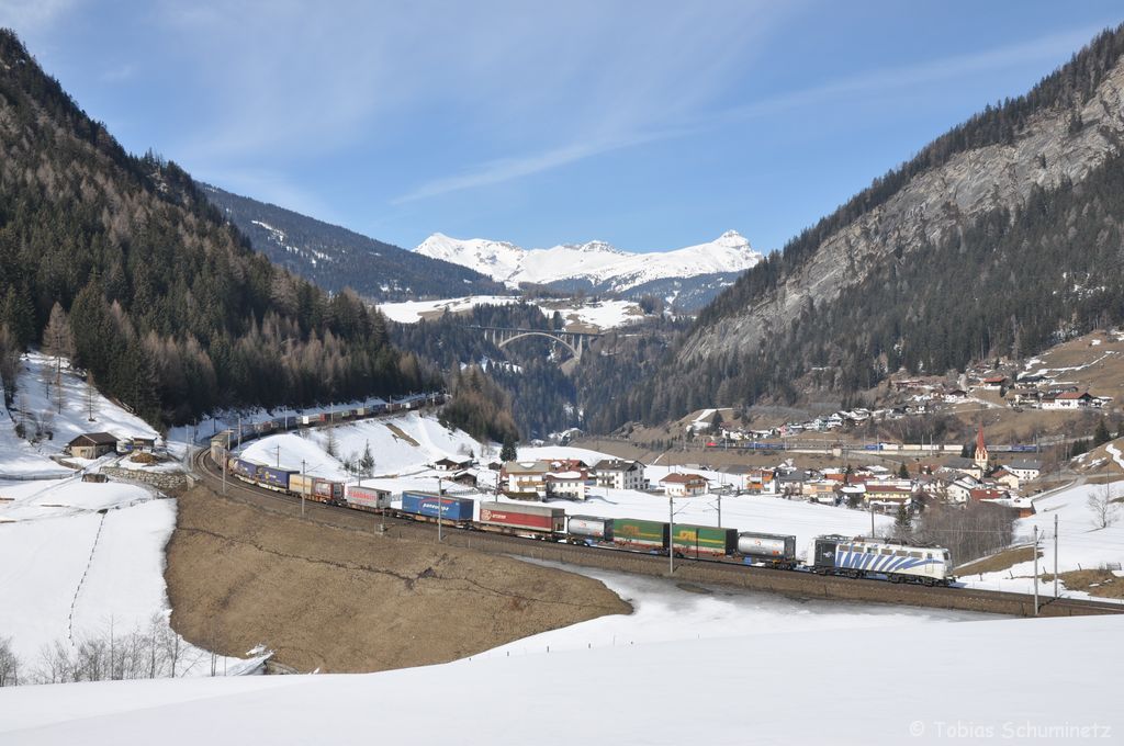 139 213 schiebt einen KLV-Zug am 10.03.2012 bei St. Jodok die Brennerrampe hinauf.