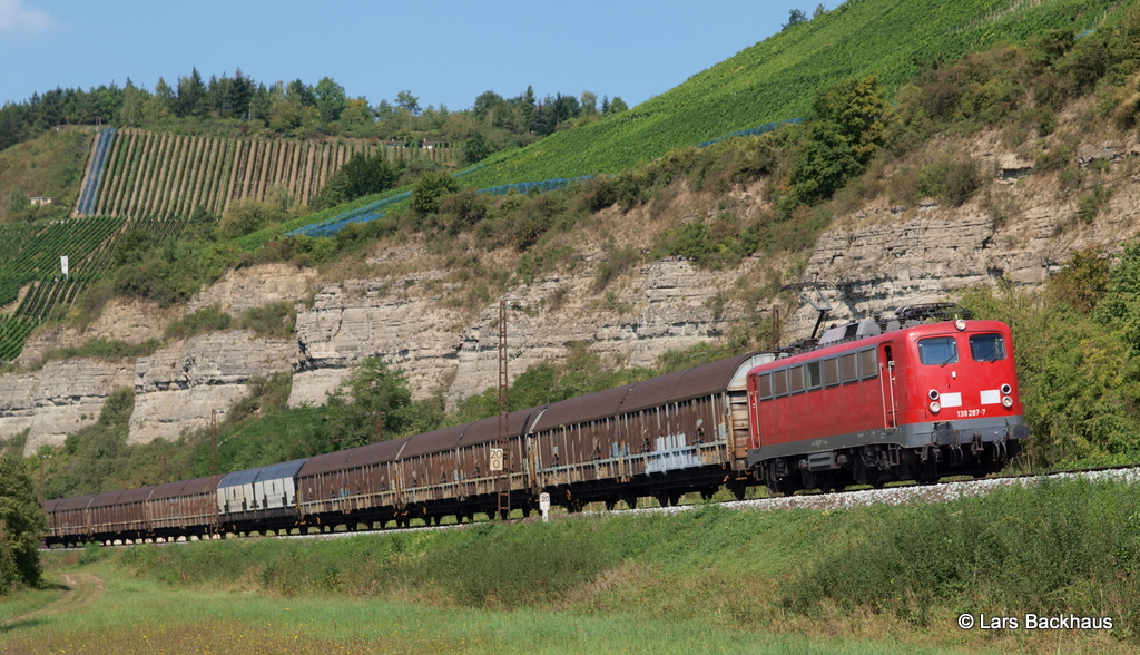 139 287-7 der BayernBahn passiert am 4.09.12 mit dem Henkelzug aus Langenfeld die Sandsteinfelsen vor Himmelstadt.