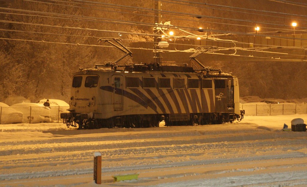 139 310-7 von Lokomotion steht am Abend des 10.12.2012 bei starkem Schneefall in Kufstein.
Der starke Schneefall brachte gut 60 cm Neuschnee.