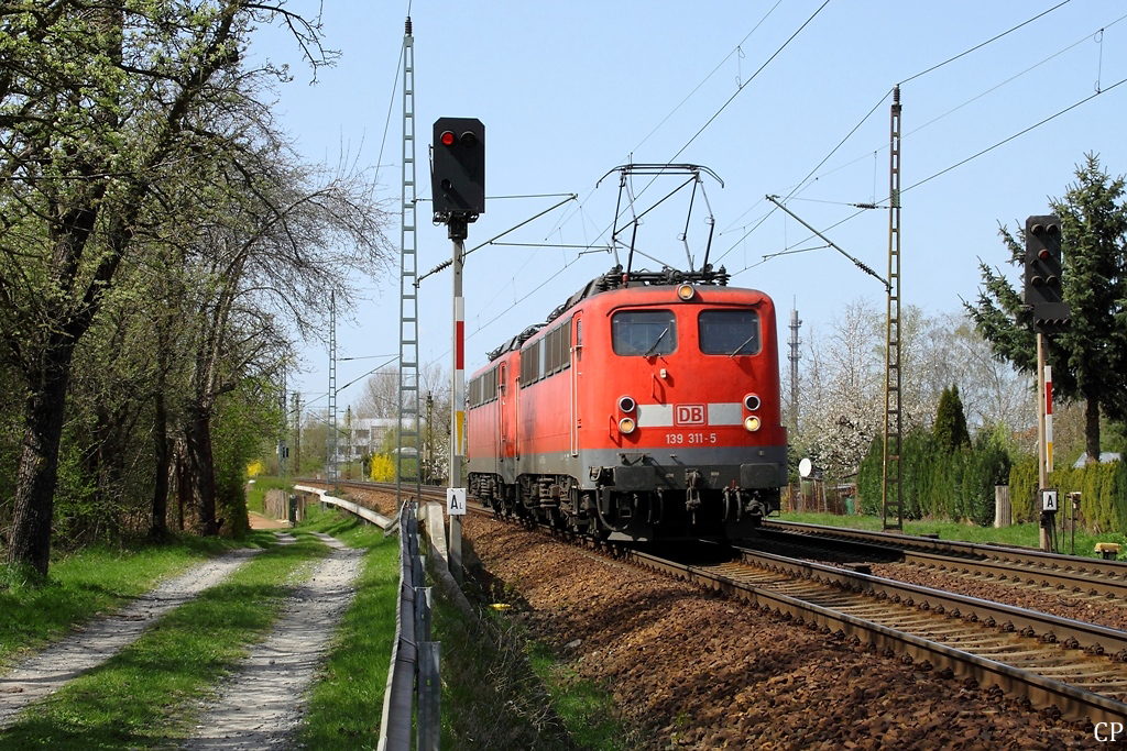 139 311-5 rollt mit einer weiteren 139er am 10.4.2011 durch Dresden-Stetzsch. 