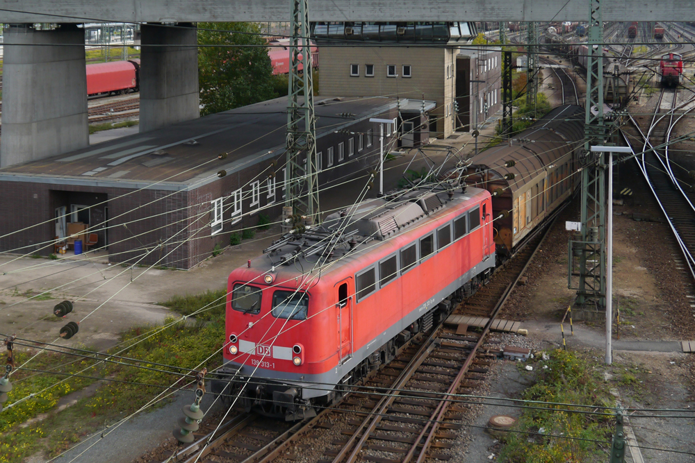 139 313-1, eine der letzten 3 Lokomotiven der Br. 139, die noch bei der DB AG fahren, ist mit einem langen Gterzug im Mannheimer Rbf unterwegs. (18.10.12)