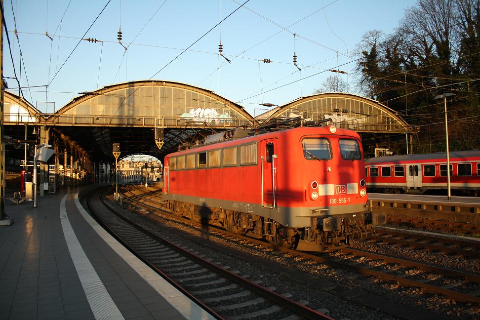 139 555-7 steht als LZ nach Aachen West in Aachen Hbf.
Am 17.03.2008