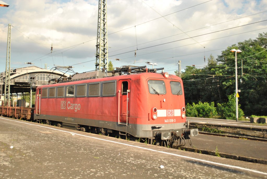 140 018-3 zieht einen Gterzug am 4. September 2010 durch Krefeld Hbf.