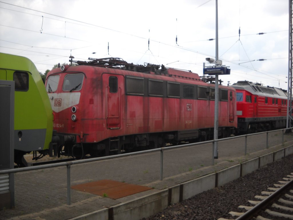 140 024-1 steht am 28.7.2010 in Wismar an Bahndteig 3 