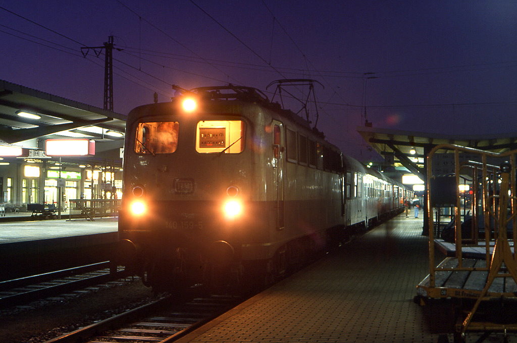 140 159 wartet im Freiburger Hauptbahnhof auf den ersten Einsatz des Tages, 25.01.1989.