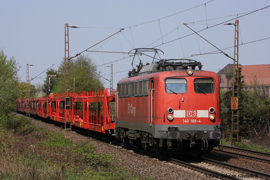 140 169 mit einem leeren Autozug am 20.4.2011 in Hannover Limmer.