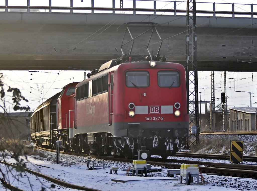 140 327 kommt von der Insel Rgen mit 298 318 und fhrt in den Bf Stralsund ein am 14.12.2010