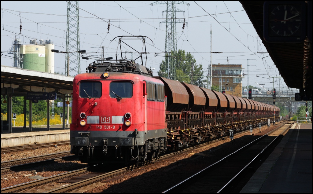 140 501 am 18.08.11 bei der Durchfahrt von Berlin Schnefeld Flughafen