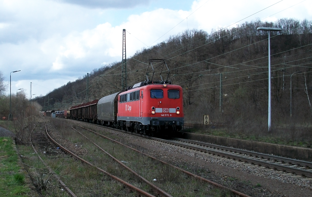 140 572-9 kommt mit einer gemischten Fuhre aus Richtung Vlklingen. Gleich durchfhrt der Zug den Bahnhof Luisenthal an der Saar. Am 01.04.2010 lagen noch die Anschlugleise zum Gterschuppen, im Jahr 2011 wurden sie entfernt. Das linke Gleis diente auch als Anschlu zum Drahtwerk Luisenthal und zum Baustoffhndler Niederer.
KBS 685