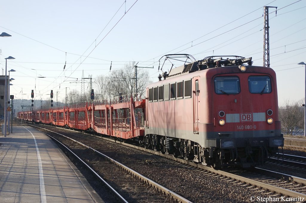 140 680-0 mit leeren Autotransportzug in Saarmund. 08.03.2011