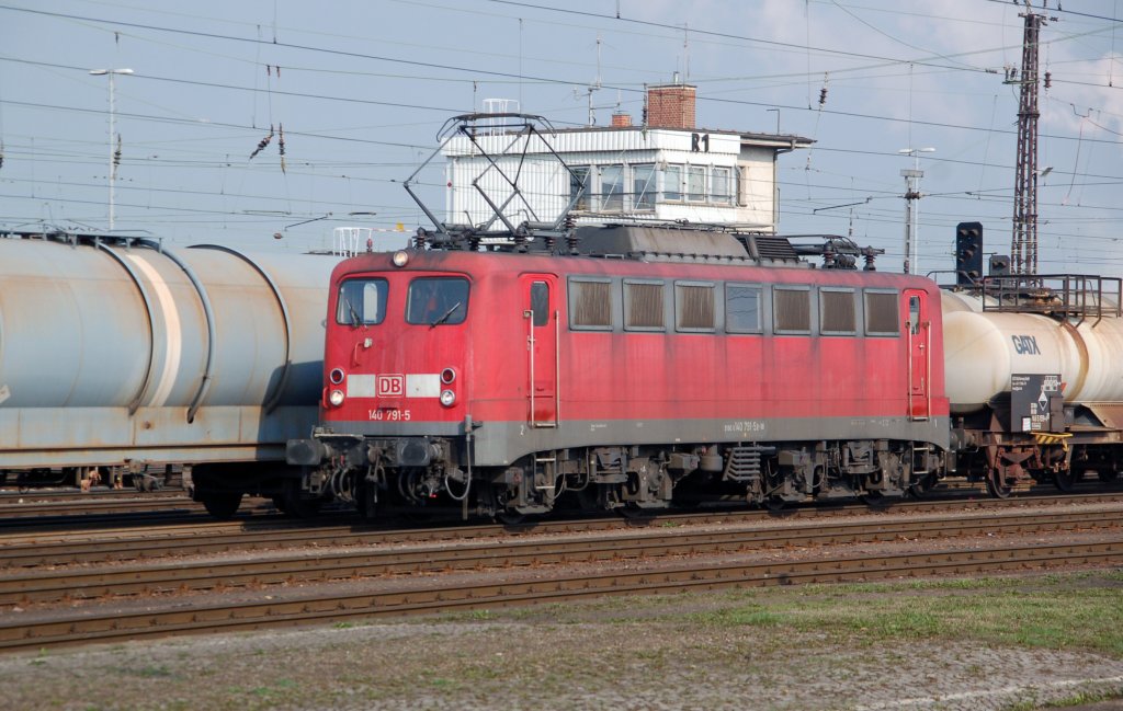 140 791 erreicht mit einem Kesselwagenzug am 13.04.10 den Rbf Grokorbetha.
