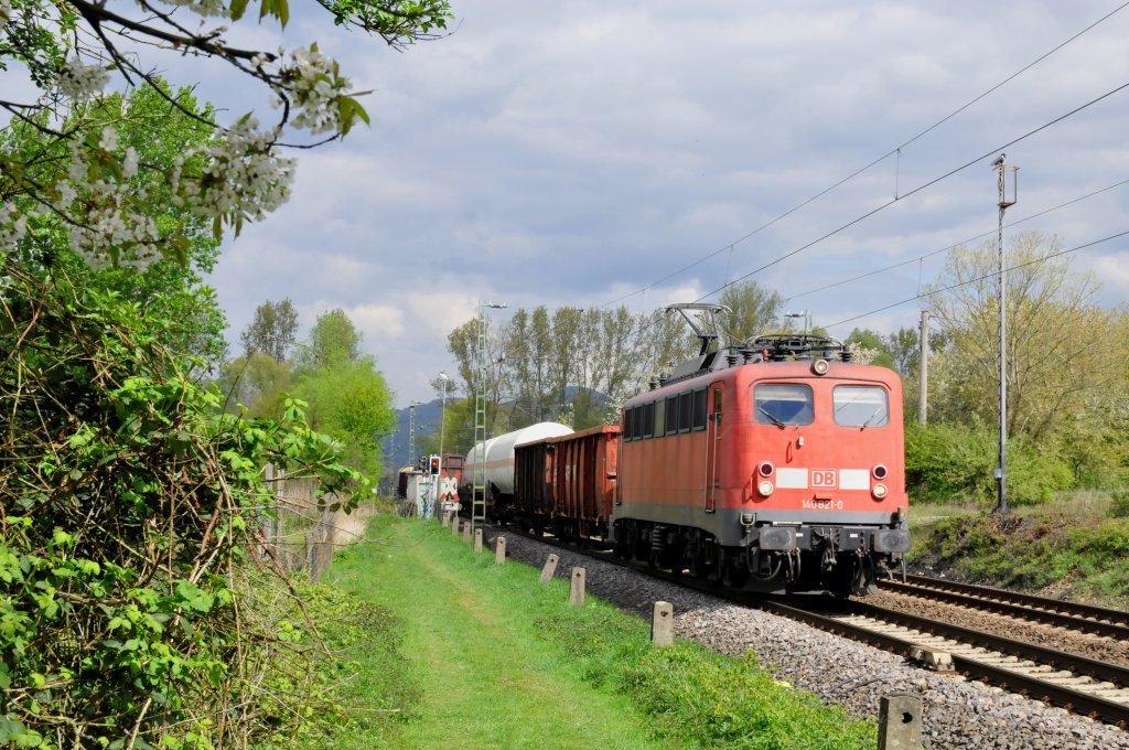 140 821-0 zieht einen gemischten Gterzug auf der KBS 465 beim B Unkel Richtung Sden. Aufgenommen am 16/04/2011.