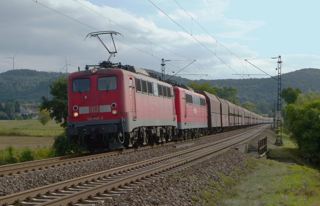 140 858-2 mit 151 131-0 im schlepp ist mit einem Leerkohlezug am 02.09.2012 bei Bruchmhlbach-Miesau