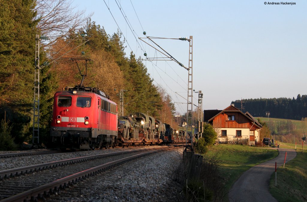 140 858-2 mit dem M 62886 (Immendingen-Bergen(b. Celle) Lager) bei Peterzell 8.4.11