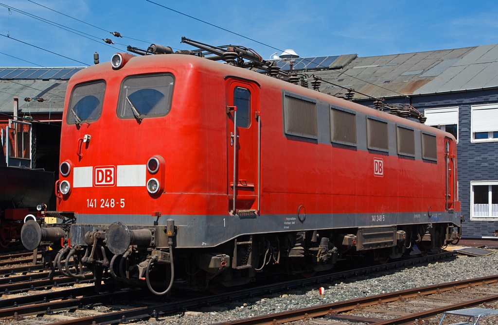 141 248-5 ausgestellt am 18.08.2012 im Sdwestflische Eisenbahnmuseum in Siegen beim Lokschuppenfest. 
Die Lok wurde 1963 von Henschel, der elektr. Teil von BBC gebaut.
Sie war einzige in der Versuchslackierung Karlsruher Wendezug (grn-beige)
