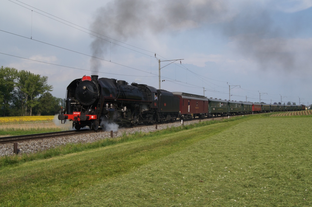 141 R 568 zieht am 1.5.11 den Swiss Classic Train von Kreuzlingen Richtung Schaffhausen, aufgenommen bei Tgerwilen.