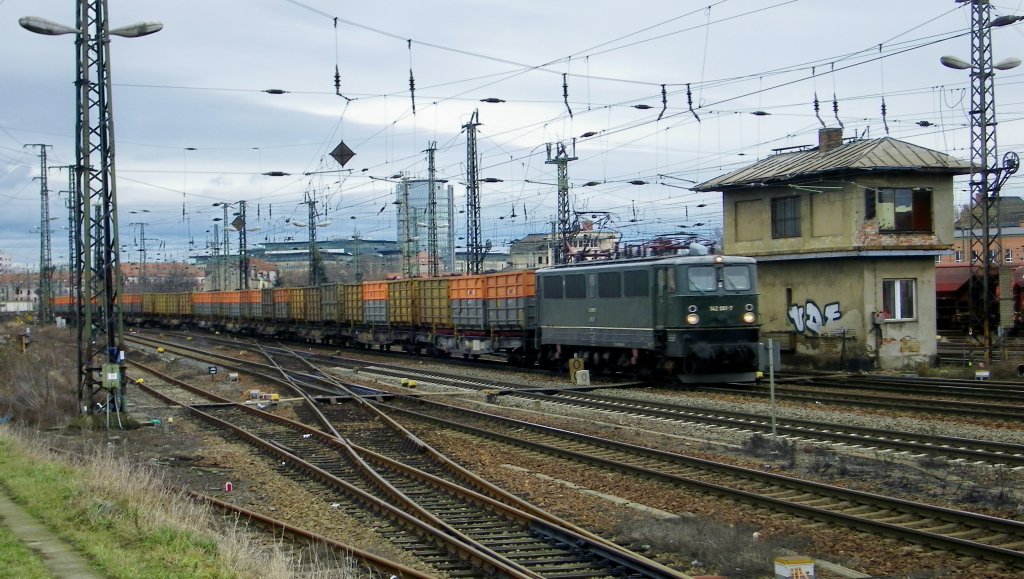 142 001-7 der MTEG kommt mit einem vollen Koks-Zug in den Gterbahnhof Dresden-Friedrichstadt gefahren (30.01.2013)