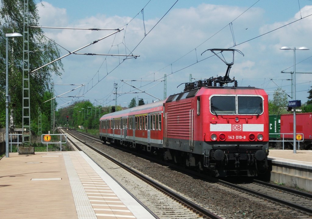 143 019 schiebt die RB 15078 Friedberg(Hess) Gießen am 01.Mai 2012