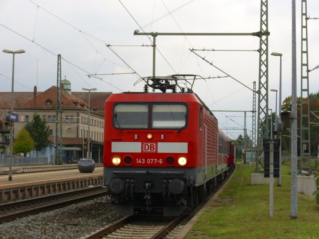 143 077-6 hat am 24. September 2010 mit einem RE aus Nrnberg Hbf den Endbahnhof Kronach auf Gleis 4 erreicht.