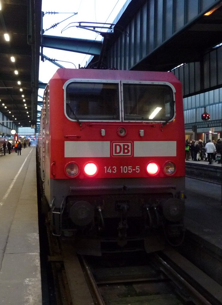 143 105-5 im Stuttgarter Hauptbahnhof - 19.02.2011 (leider keine Tonaufnahme, sonst wren die S21-Gegner der Grodemonstration zu hren)