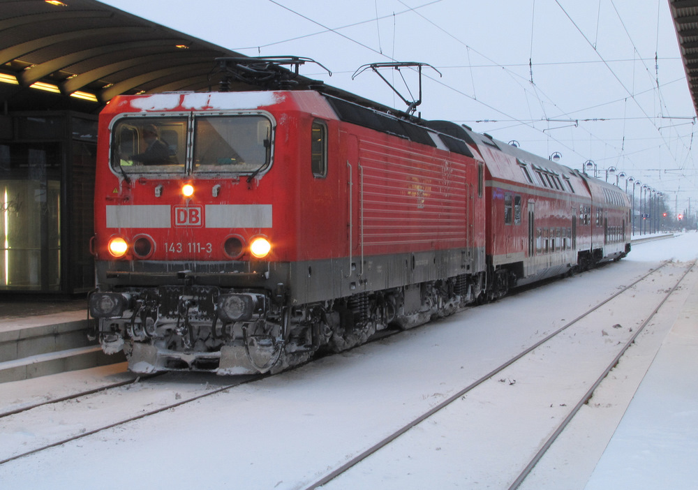 143 111-3 sieht man hier am 26.12.2010 in Lbbenau/Spreewald stehen. Sie steht bereitgestellt mit der RB14 nach Senftenberg ber Calau/Nl.