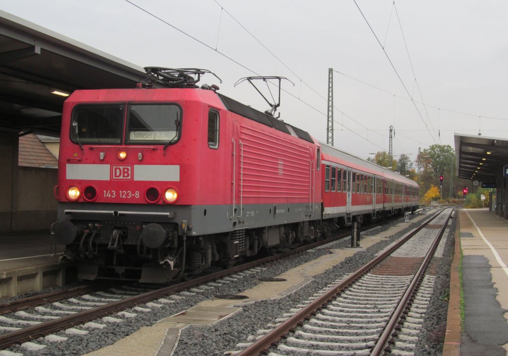 143 123-8 mit RE nach Sonneberg am 26. Oktober 2012 in Coburg.