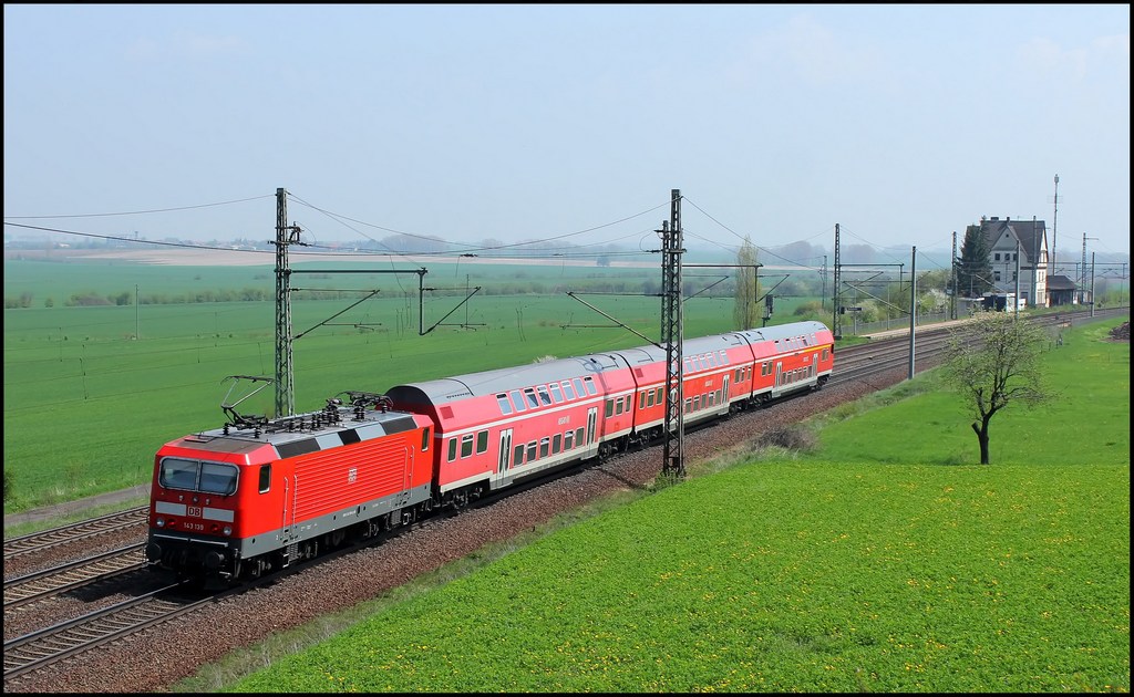 143 139 mit einer RB nach Halle (Saale) am 05.05.13 in Seebergen 