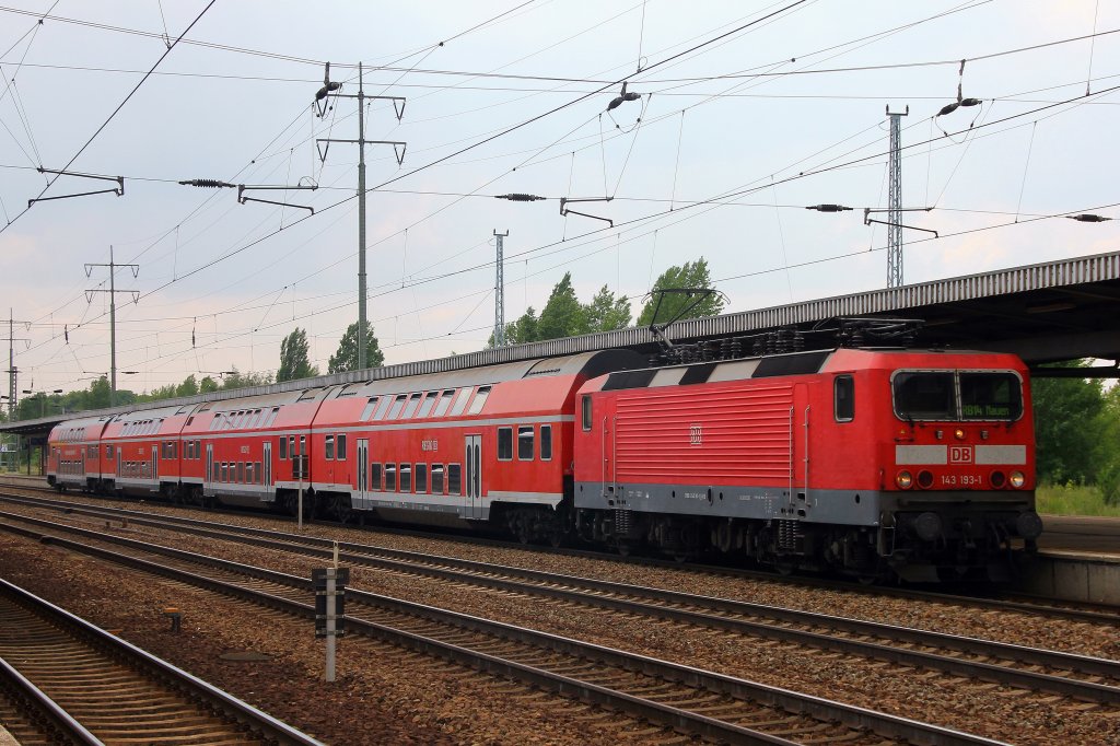 143 193-1 am 06. Juni 2011 mit einem Regionalzug (RB 14) nach Nauen steht am Bahnhof Berlin Schnefeld Flughafen zur Abfahrt bereit.