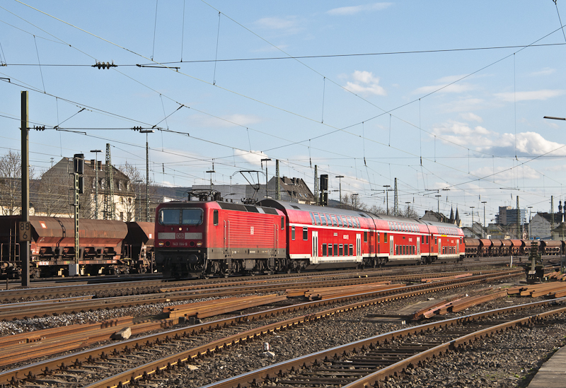 143 194-9 mit der RB 27 am 2. April 2010 in Koblenz Ltzel.
