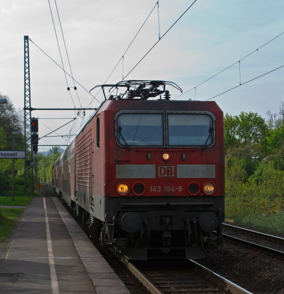 143 194-9 mit RB 27 (Rhein-Erft-Bahn) kommt von Koblenz und fhrt am 11.04.2011 in den Bf Bonn-Oberkassel ein.