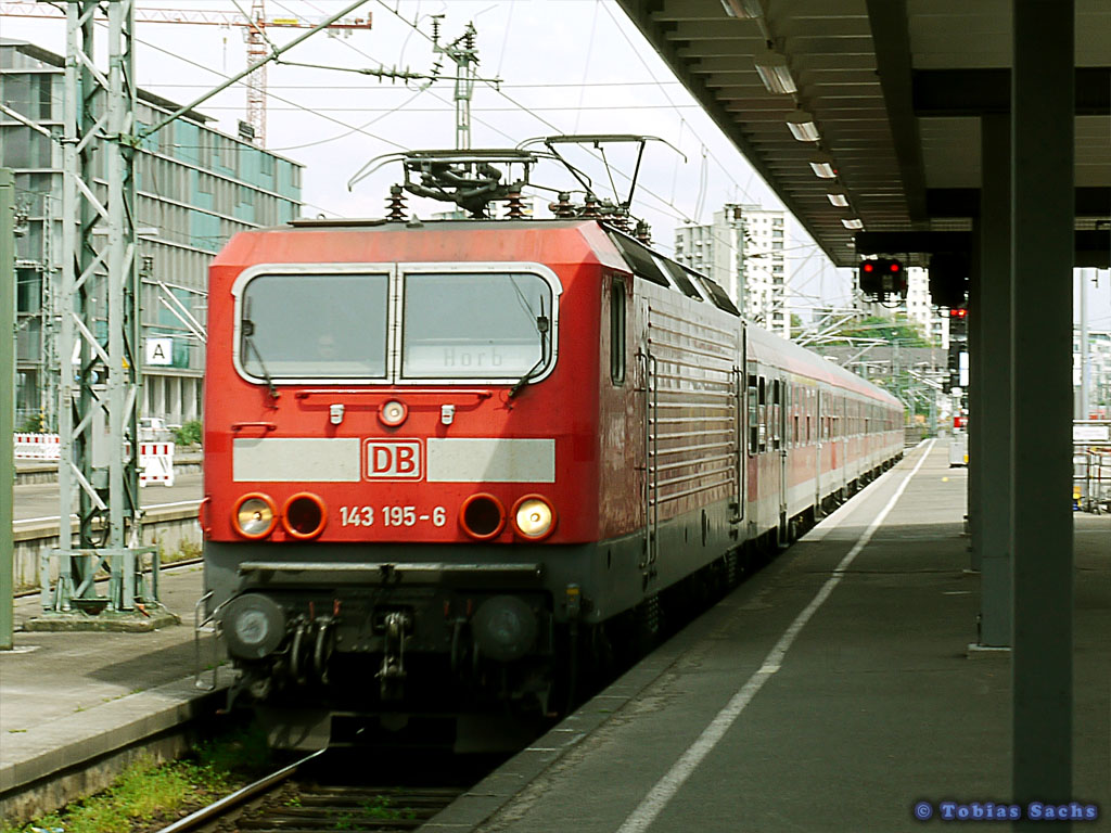 143 195 mit D 1682 von Horb nach Stuttgart (beim Ankunft hier in Stuttgart) - aufgenommen am 29.04.2011 um 12:57 Uhr