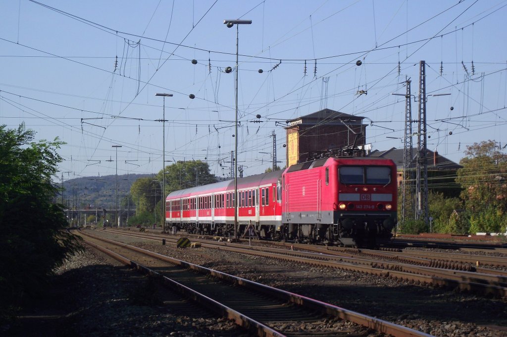 143 274-9 zieht am 1. Oktober 2011 einen RbZ von Lichtenfels nach Nrnberg durch das Bamberger Stadtgebiet.