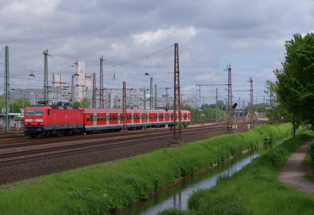 143 309 mit der S6 von Essen nach Kln-Nippes in Dsseldorf-Derendorf am 12.05.2012