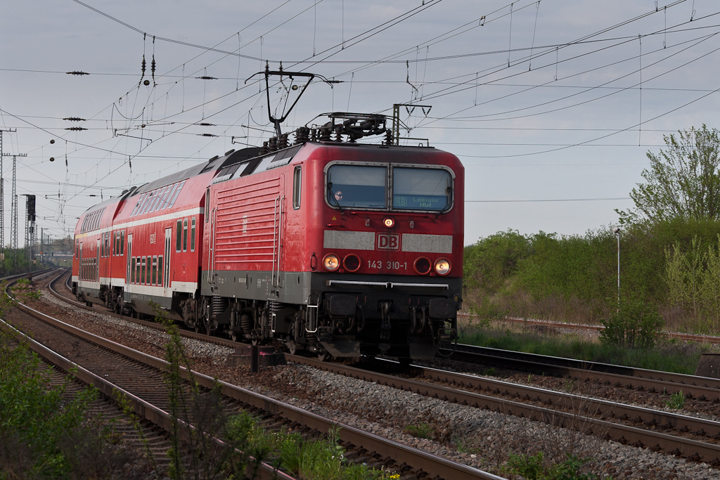 143 310-1 bringt die RB 26408 am 30.04.2012 aus Richtung Weienfels nach Grokorbetha.